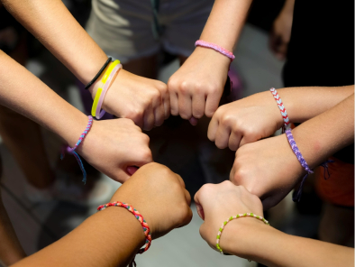 Armbänder oder Fußbänder basteln