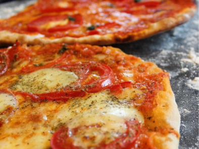 Ran an den Teig - fertig - Pizza!